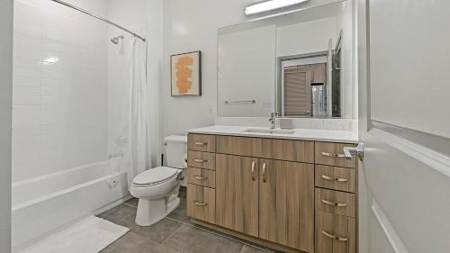 y baño con aseo, lavabo y ducha. en Landing Modern Apartment with Amazing Amenities (ID1401), en Alexandria