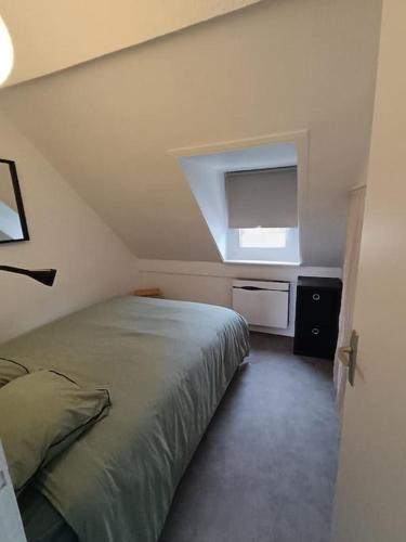 une chambre avec un lit et une fenêtre dans l'établissement ch'ty breizh, à Perros-Guirec