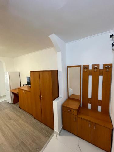 an empty room with wooden cabinets and a desk at Apartament cu o camera in Oradea