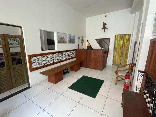 - un salon avec un banc et une télévision dans l'établissement Pousada Suítes Do Pelô, à Salvador