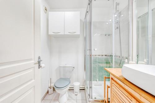 une salle de bain blanche avec des toilettes et un lavabo dans l'établissement Charmant T2 Top Emplacement avec Parking, à Montpellier