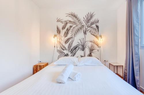 - une chambre avec un lit blanc et 2 serviettes dans l'établissement Charmant T2 Top Emplacement avec Parking, à Montpellier