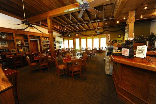 En restaurant eller et spisested på Seminole Inn