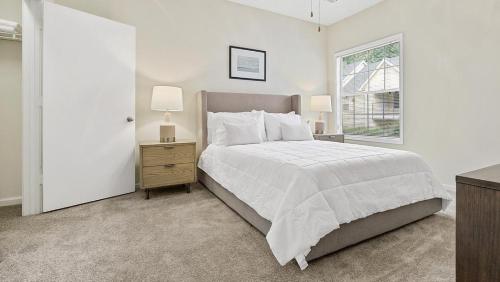 En eller flere senge i et værelse på Landing Modern Apartment with Amazing Amenities (ID5575X13)