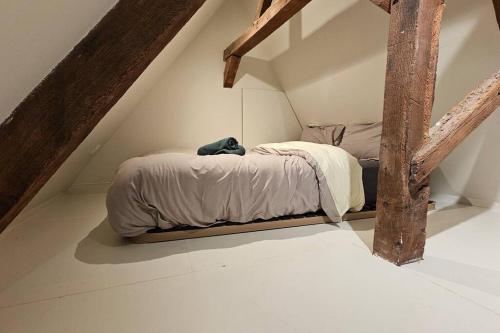 - une chambre avec un lit avec un animal rembourré dans l'établissement Le perchoir, studio avec mezzanine, à Arras