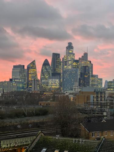 vista para o horizonte da cidade ao pôr-do-sol em Blue London Rooftop em Londres
