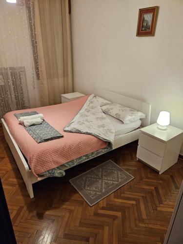 - une petite chambre avec un lit et une table dans l'établissement Singolo Mini Apartamento, à Padoue