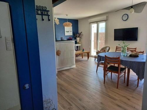 - une salle à manger et un salon avec une table dans l'établissement Maison charmante avec grand jardin - St-Pierre-Quiberon, à Saint-Pierre-Quiberon