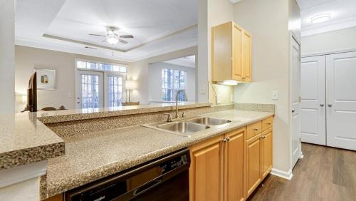 eine Küche mit einem Waschbecken und einem großen Spiegel in der Unterkunft Landing Modern Apartment with Amazing Amenities (ID2060X23) in Atlanta