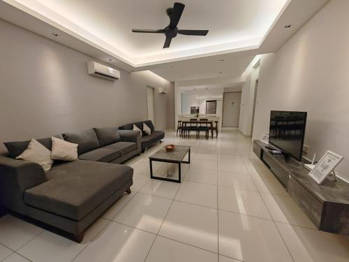 Televisyen dan/atau pusat hiburan di Harmony Haven with Bathtub - Jazz Suites by Ocean Luxe
