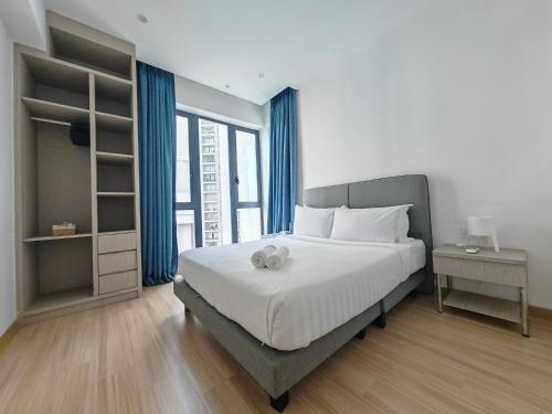 Katil atau katil-katil dalam bilik di Harmony Haven with Bathtub - Jazz Suites by Ocean Luxe