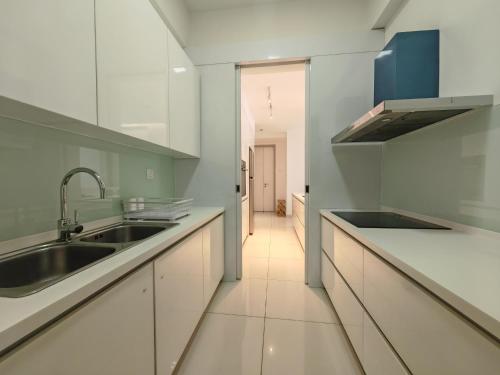 Dapur atau dapur kecil di Harmony Haven with Bathtub - Jazz Suites by Ocean Luxe