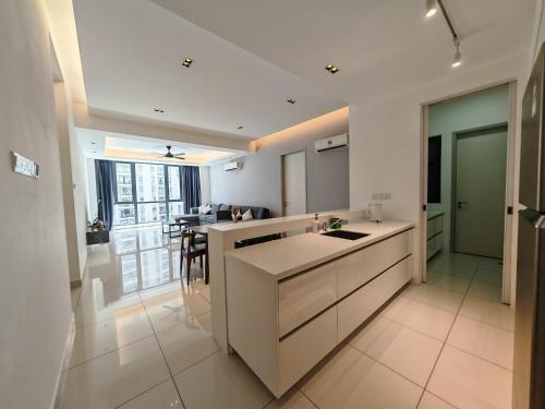 Dapur atau dapur kecil di Harmony Haven with Bathtub - Jazz Suites by Ocean Luxe