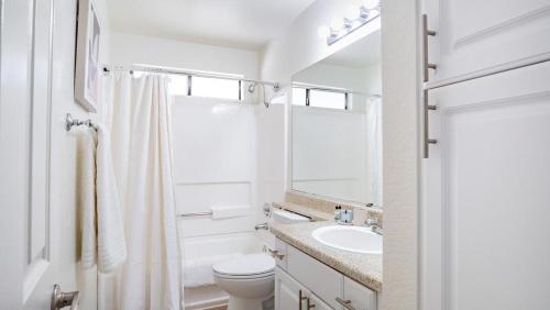 Et badeværelse på Landing Modern Apartment with Amazing Amenities (ID7963X57)