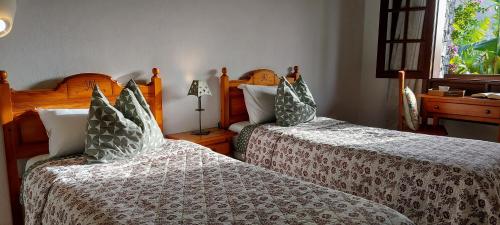 two beds sitting next to each other in a bedroom at Casa Rural Tía Rita La Gomera in Vallehermoso
