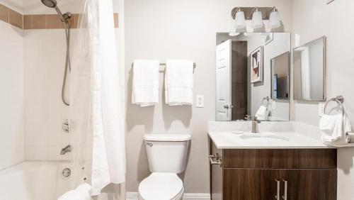 W łazience znajduje się toaleta, umywalka i prysznic. w obiekcie Landing Modern Apartment with Amazing Amenities (ID7806X48) w mieście Austin