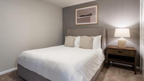 sypialnia z białym łóżkiem i stolikiem nocnym z lampką w obiekcie Landing Modern Apartment with Amazing Amenities (ID7806X48) w mieście Austin