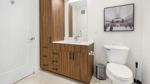 y baño con aseo y lavamanos. en Landing Modern Apartment with Amazing Amenities (ID1971X10) en Bala-Cynwyd