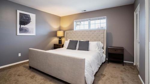 um quarto com uma cama grande e uma janela em Landing Modern Apartment with Amazing Amenities (ID8747X90) em Carmel