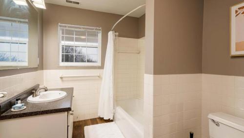 uma casa de banho com um lavatório, uma banheira e um WC. em Landing Modern Apartment with Amazing Amenities (ID8747X90) em Carmel