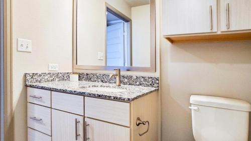 uma casa de banho com um lavatório, um espelho e um WC. em Landing Modern Apartment with Amazing Amenities (ID3107X26) em Denver