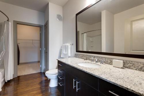 Ванна кімната в Landing Modern Apartment with Amazing Amenities (ID1339)