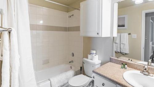 a bathroom with a toilet and a sink and a tub at Landing Modern Apartment with Amazing Amenities (ID6588X72) in Richardson