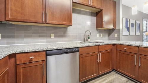 Una cocina o cocineta en Landing Modern Apartment with Amazing Amenities (ID7788X43)