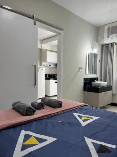a bedroom with a bed with pillows on it at Ocean flat com vista pro mar 404 in Vila Velha