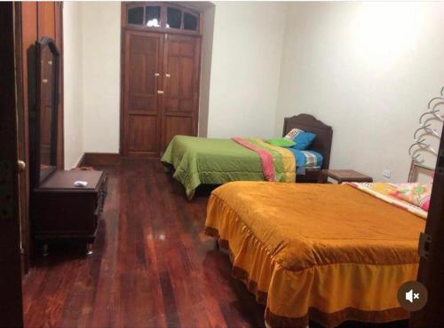 - une chambre avec 2 lits dans l'établissement HOSPEDAJE las PRIMICIAS 103, à Riobamba