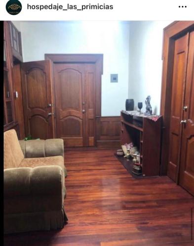 uma sala de estar com um sofá e uma mesa em HOSPEDAJE las PRIMICIAS 103 em Riobamba