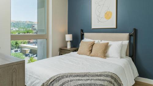 En eller flere senge i et værelse på Landing Modern Apartment with Amazing Amenities (ID6454X40)