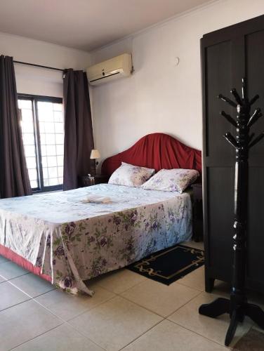 a bedroom with a bed and a large window at Mangoty Apartamento in Luque