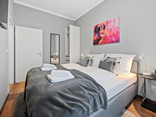 1 dormitorio con 1 cama grande con sábanas blancas en SKY9 Apartments Wienerberg, en Viena