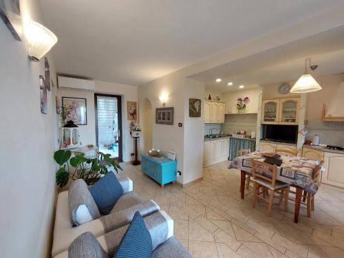 a living room with a couch and a table at Casa Bianca in Pietrasanta
