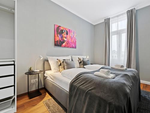 Un dormitorio con una cama grande y una ventana en SKY9 Apartments Wienerberg, en Viena