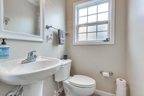 ein Bad mit einem Waschbecken, einem WC und einem Fenster in der Unterkunft Townhome with Outdoor Pool and White Lake Access! in Elizabethtown