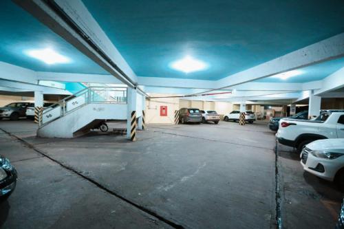 un garaje con coches aparcados en él en SERRA AZUL PLAZA HOTEL, en Barra do Garças
