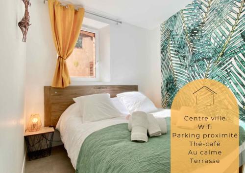 une chambre avec un grand lit avec une fenêtre dans l'établissement La croisée des chemins, à Montauban