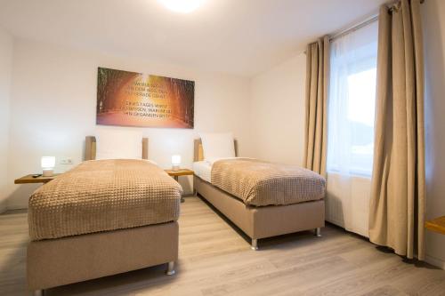 Un dormitorio con dos camas y una ventana. en Luxury Kirrberg, en Homburg