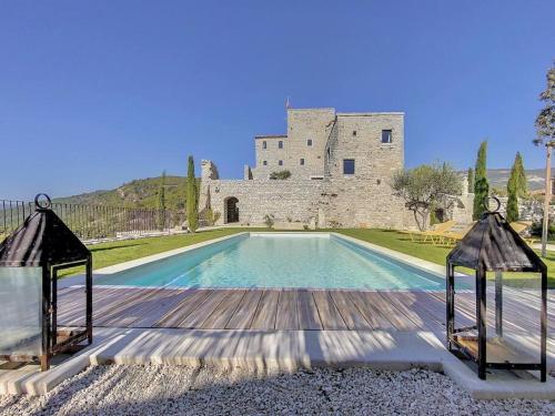 une piscine en face d'un château dans l'établissement Château de Sainte Jalle, à Sainte-Jalle