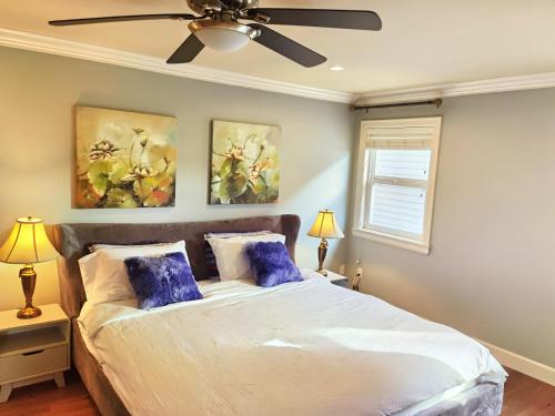 a bedroom with a bed with a ceiling fan at Luxurious house in willoughby center in Langley