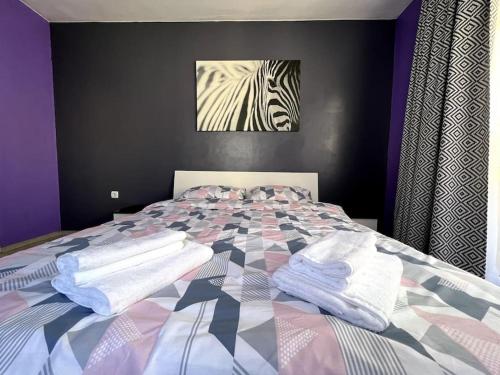 una camera da letto con un letto e asciugamani di Lovely 2-bedroom rental unit in Sofia a Sofia