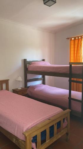 Zimmer mit 3 Etagenbetten in einem Zimmer in der Unterkunft Cabaña Nonna Alma in San Esteban