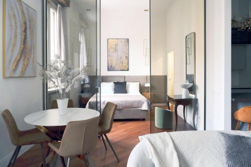 ein Schlafzimmer mit einem Bett, einem Tisch und Stühlen in der Unterkunft ComeCasa Best View on Navigli in Mailand