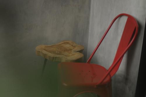 Candi的住宿－nava one，一张带红色椅子和碗的木桌