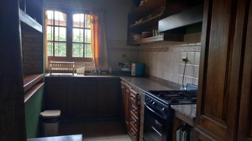 uma cozinha com um fogão e uma bancada em Casa Quinta en Maipú em Maipú