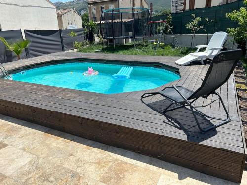 - une piscine avec une chaise et un jouet dans l'établissement Maison avec piscine, à Marseille