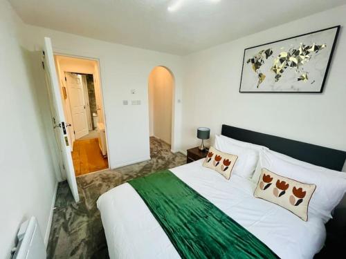 ein Schlafzimmer mit einem großen weißen Bett mit Kissen in der Unterkunft Stylish Two Bedroom Flat Colindale, NW9 close to station in Colindale