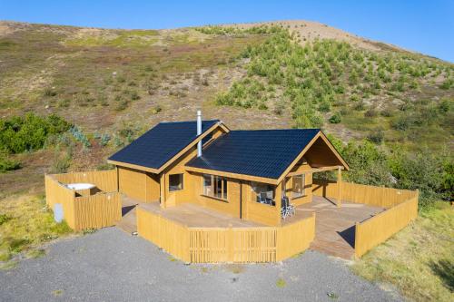 una casa con un tetto solare su una collina di Beautiful cabin near Grenivík a Grenivík